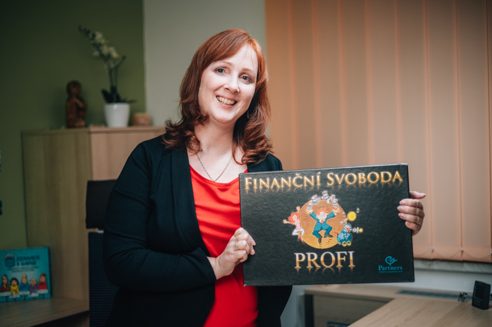 Dana Mejzlíková s deskovou hrou Finanční svoboda